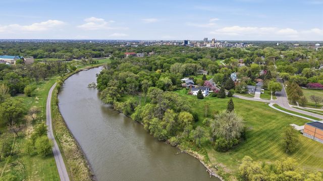 1323 S River Drive, Moorhead, MN 56560
