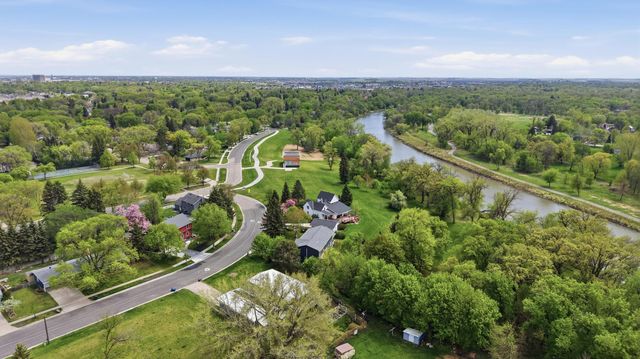 1323 S River Drive, Moorhead, MN 56560
