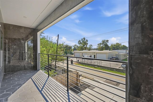 5014 Creekmont Drive, Houston, TX 77091