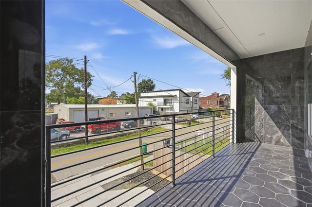 5014 Creekmont Drive, Houston, TX 77091