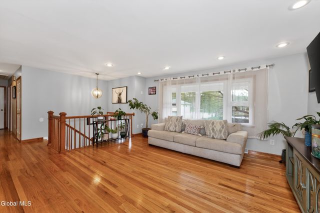 3 Woodside Court, North Greenbush, NY 12198