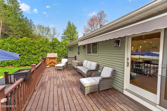 3 Woodside Court, North Greenbush, NY 12198