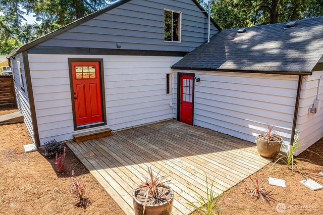 13734 Stone Avenue N, Seattle, WA 98133