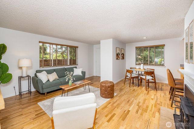 13734 Stone Avenue N, Seattle, WA 98133