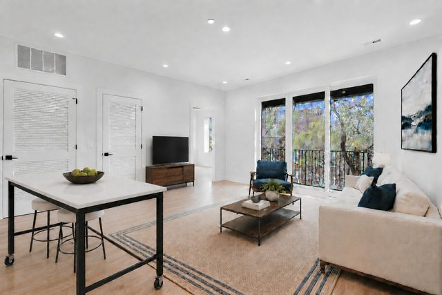 904 W Dakin Street 401, Chicago, IL 60613