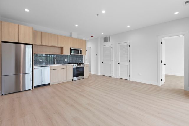 904 W Dakin Street 401, Chicago, IL 60613