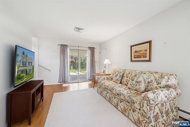 15 Beech Drive, Morris Plains Borough, NJ 07950