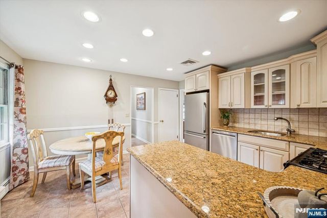 15 Beech Drive, Morris Plains Borough, NJ 07950