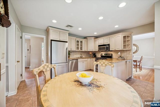 15 Beech Drive, Morris Plains Borough, NJ 07950