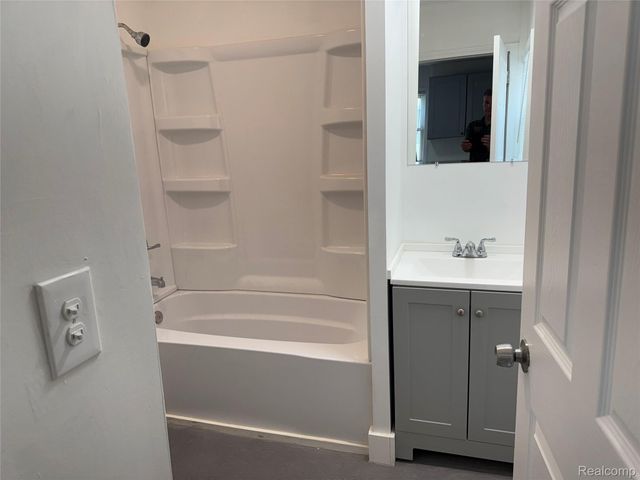 12415 Vernon Avenue, Warren, MI 48089