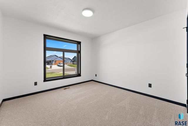 5413 E 64th St, Sioux Falls, SD 57108