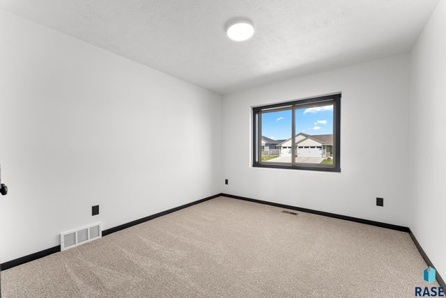 5413 E 64th St, Sioux Falls, SD 57108