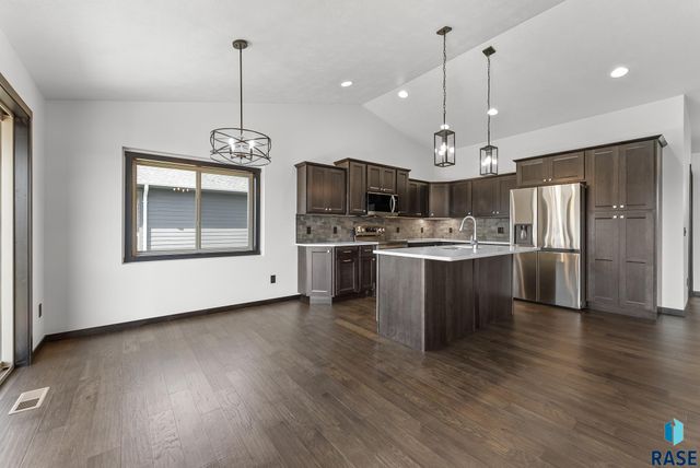 5413 E 64th St, Sioux Falls, SD 57108