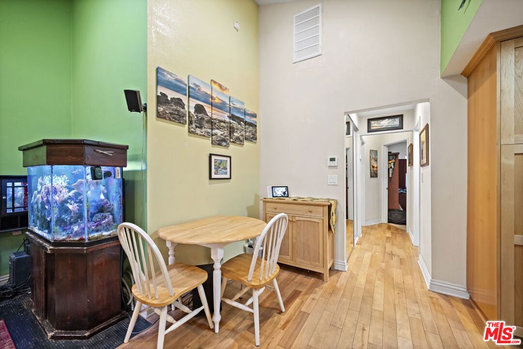 Image 11 of property listing at 1100 Walnut Avenue 6, Long Beach, CA 90813