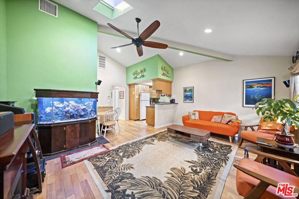 Image 12 of property listing at 1100 Walnut Avenue 6, Long Beach, CA 90813