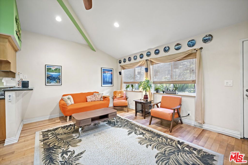 Image 13 of property listing at 1100 Walnut Avenue 6, Long Beach, CA 90813