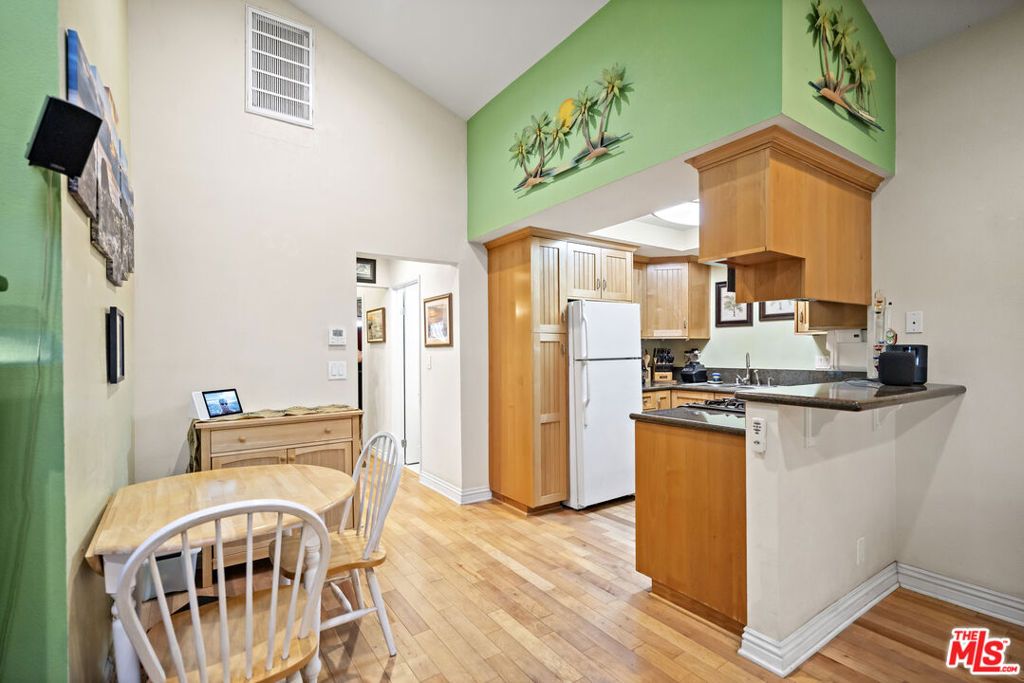 Image 14 of property listing at 1100 Walnut Avenue 6, Long Beach, CA 90813