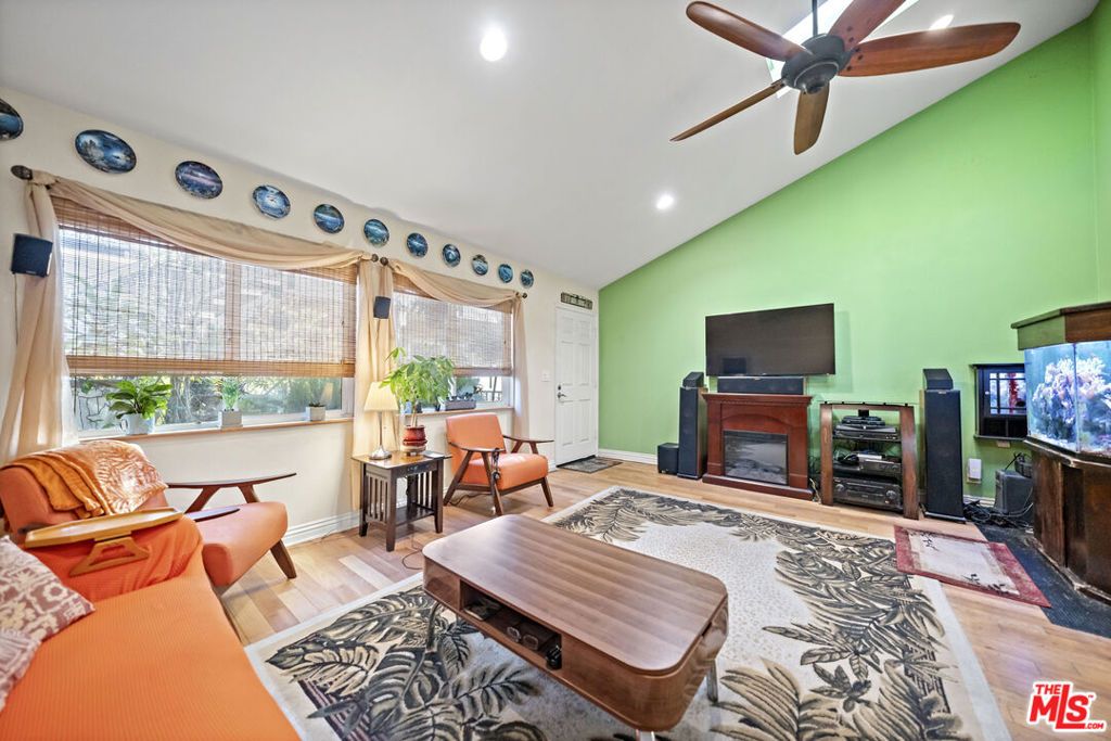 Image 15 of property listing at 1100 Walnut Avenue 6, Long Beach, CA 90813