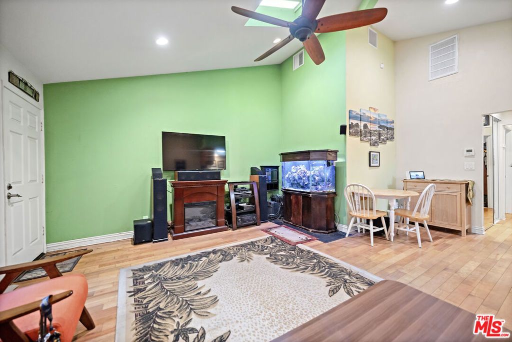 Image 16 of property listing at 1100 Walnut Avenue 6, Long Beach, CA 90813