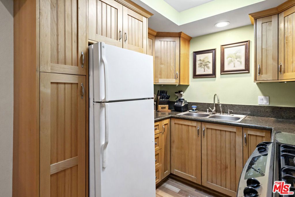 Image 17 of property listing at 1100 Walnut Avenue 6, Long Beach, CA 90813