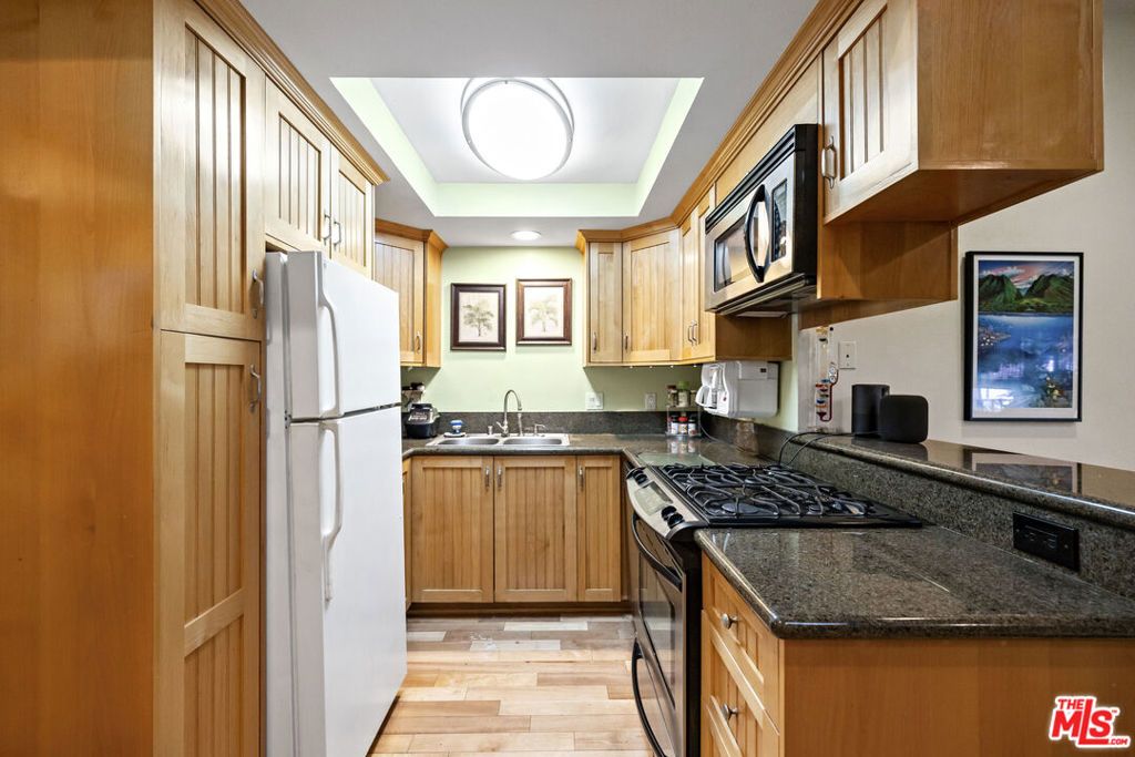 Image 18 of property listing at 1100 Walnut Avenue 6, Long Beach, CA 90813