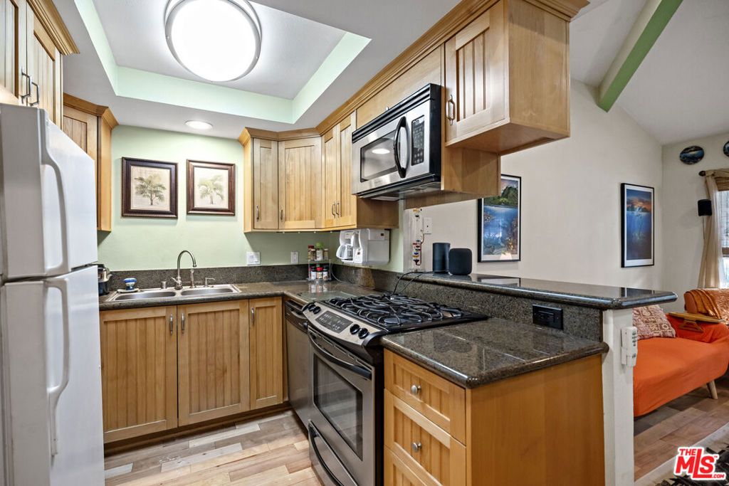 Image 19 of property listing at 1100 Walnut Avenue 6, Long Beach, CA 90813