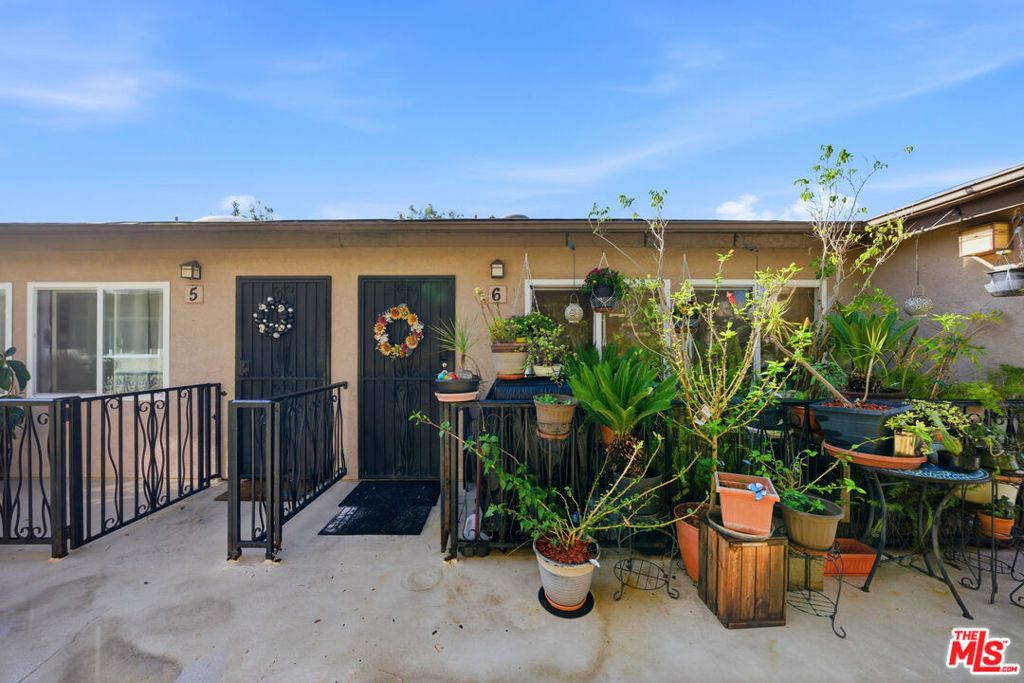 Image 2 of property listing at 1100 Walnut Avenue 6, Long Beach, CA 90813