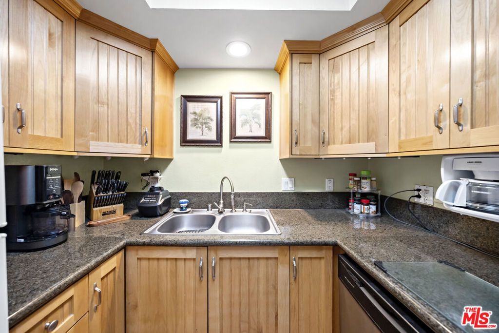 Image 20 of property listing at 1100 Walnut Avenue 6, Long Beach, CA 90813