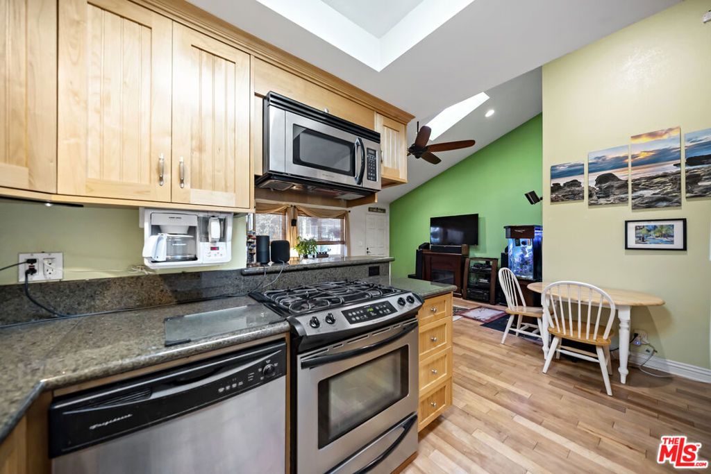 Image 21 of property listing at 1100 Walnut Avenue 6, Long Beach, CA 90813