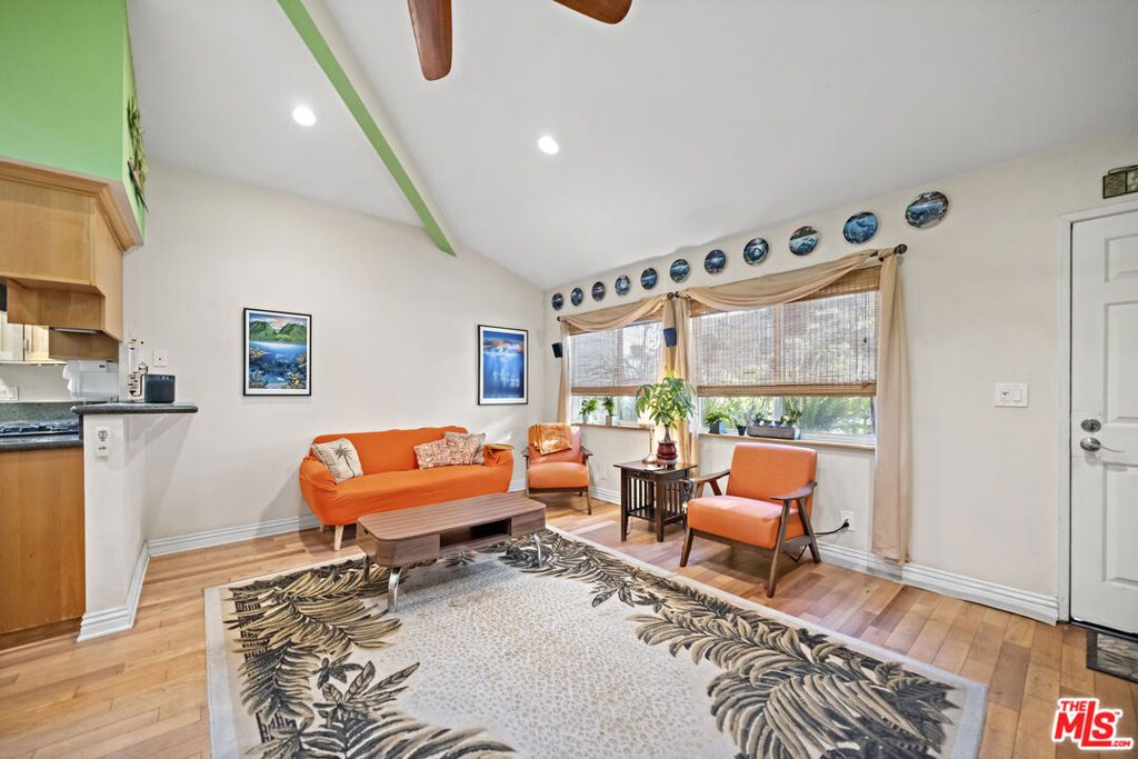 Image 22 of property listing at 1100 Walnut Avenue 6, Long Beach, CA 90813