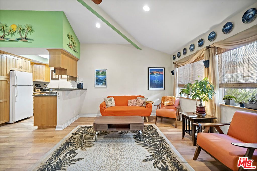 Image 23 of property listing at 1100 Walnut Avenue 6, Long Beach, CA 90813