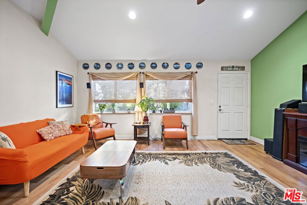 Image 25 of property listing at 1100 Walnut Avenue 6, Long Beach, CA 90813