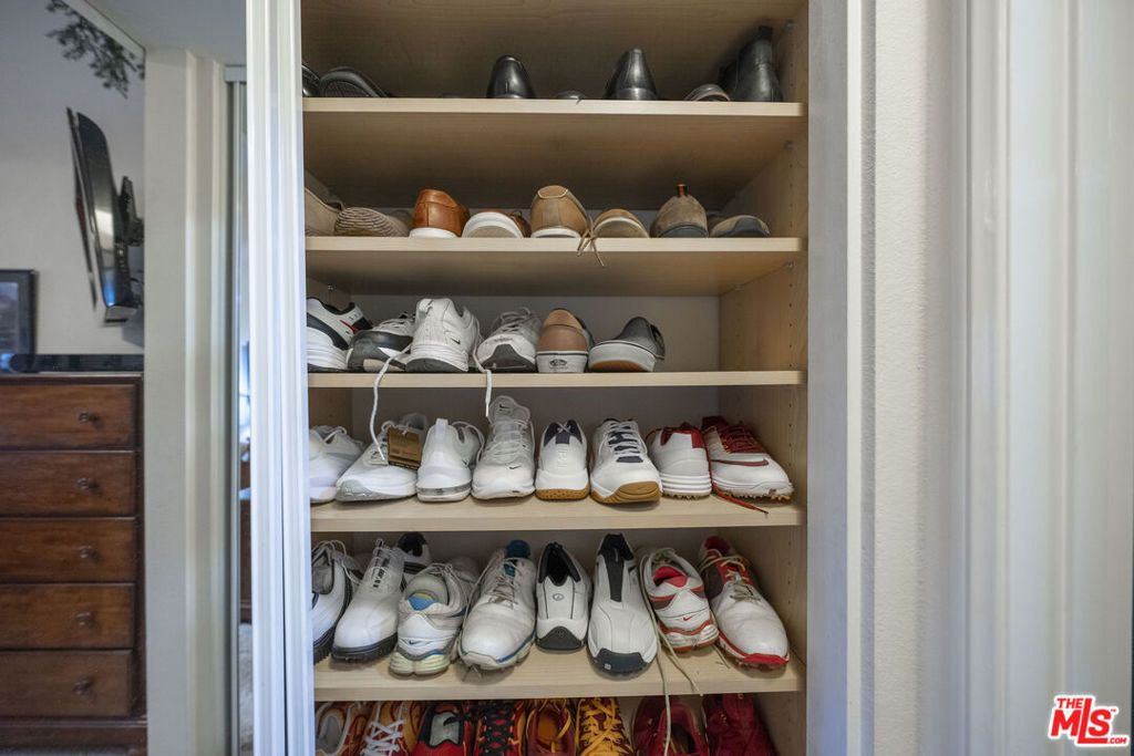 Image 27 of property listing at 1100 Walnut Avenue 6, Long Beach, CA 90813