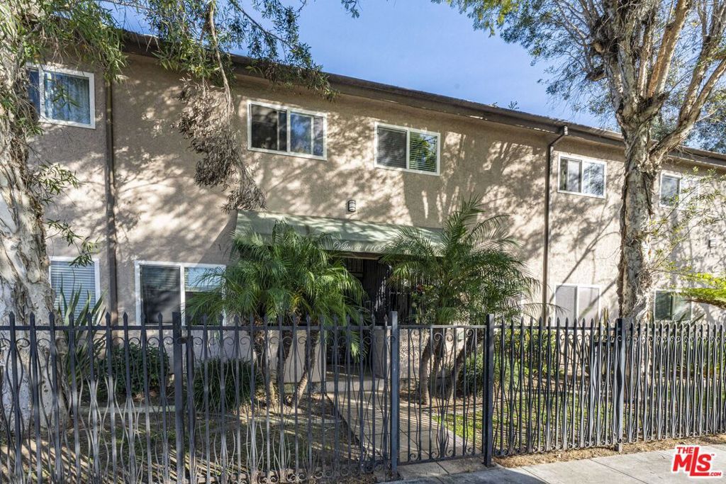 Image 29 of property listing at 1100 Walnut Avenue 6, Long Beach, CA 90813