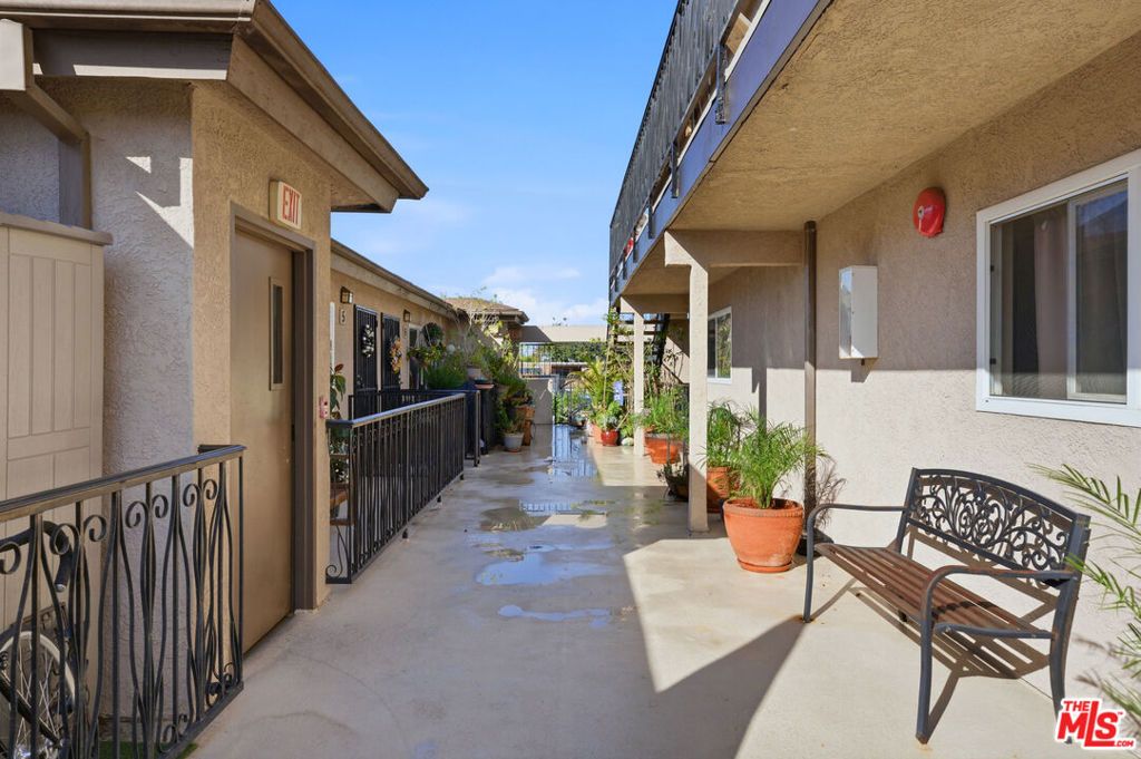 Image 3 of property listing at 1100 Walnut Avenue 6, Long Beach, CA 90813