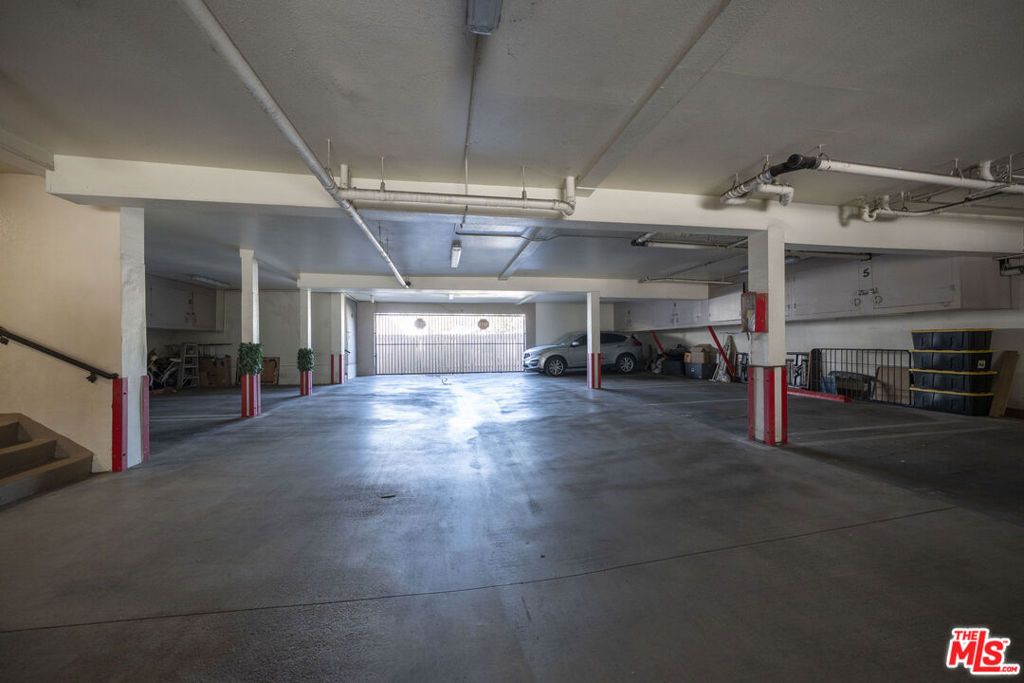 Image 33 of property listing at 1100 Walnut Avenue 6, Long Beach, CA 90813