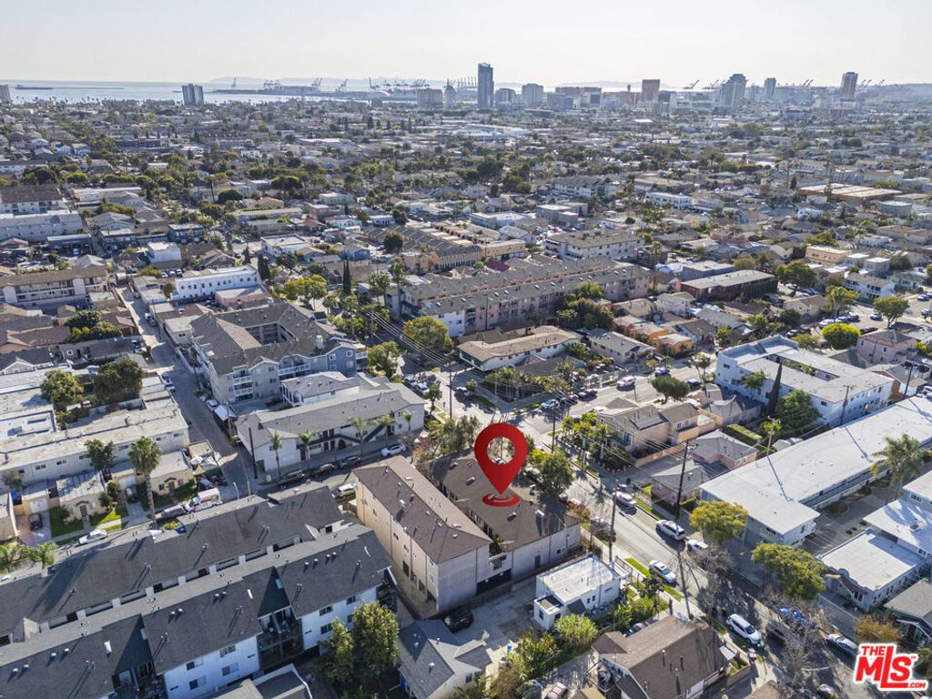 Image 35 of property listing at 1100 Walnut Avenue 6, Long Beach, CA 90813