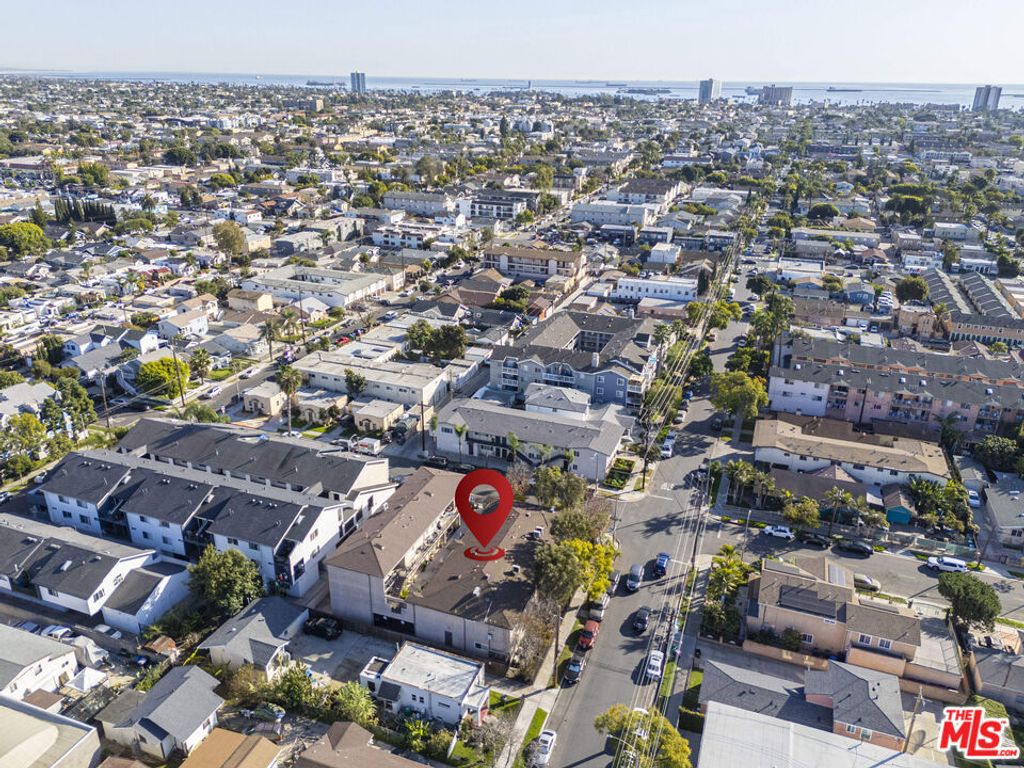 Image 38 of property listing at 1100 Walnut Avenue 6, Long Beach, CA 90813