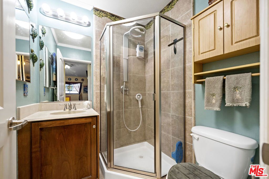 Image 4 of property listing at 1100 Walnut Avenue 6, Long Beach, CA 90813