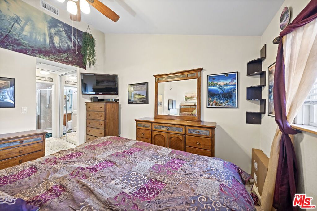 Image 6 of property listing at 1100 Walnut Avenue 6, Long Beach, CA 90813