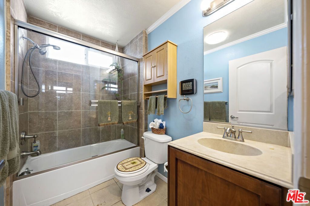 Image 8 of property listing at 1100 Walnut Avenue 6, Long Beach, CA 90813