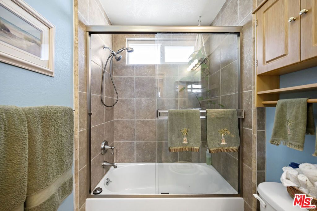 Image 9 of property listing at 1100 Walnut Avenue 6, Long Beach, CA 90813