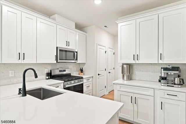 60 Sternadori Rd, Somerville Boro, NJ 08876