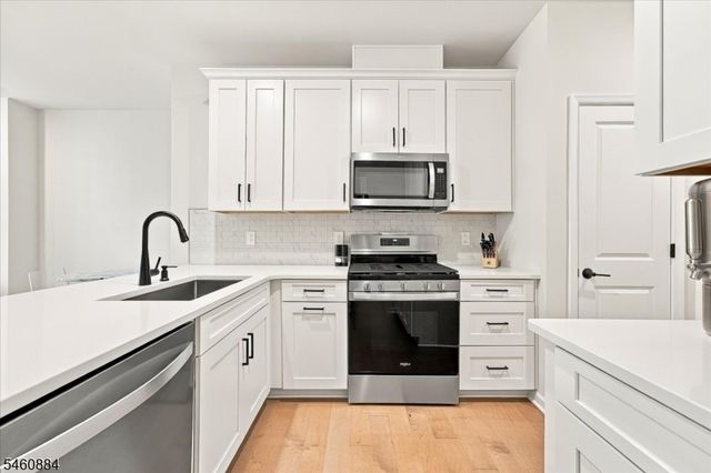 60 Sternadori Rd, Somerville Boro, NJ 08876