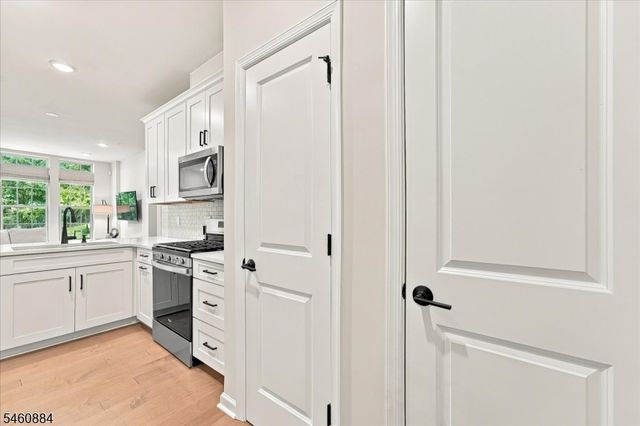 60 Sternadori Rd, Somerville Boro, NJ 08876