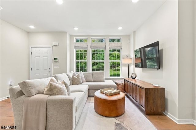 60 Sternadori Rd, Somerville Boro, NJ 08876