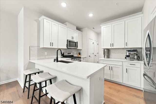 60 Sternadori Rd, Somerville Boro, NJ 08876
