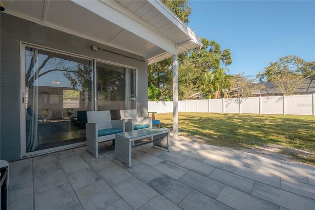 2523 LAKE ELLEN CIRCLE, Tampa, FL 33618