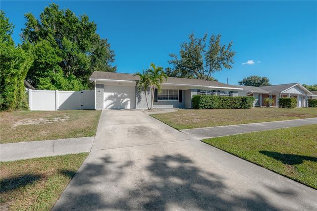 2523 LAKE ELLEN CIRCLE, Tampa, FL 33618