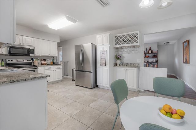 2523 LAKE ELLEN CIRCLE, Tampa, FL 33618